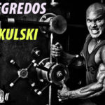 Homem segurando cofre