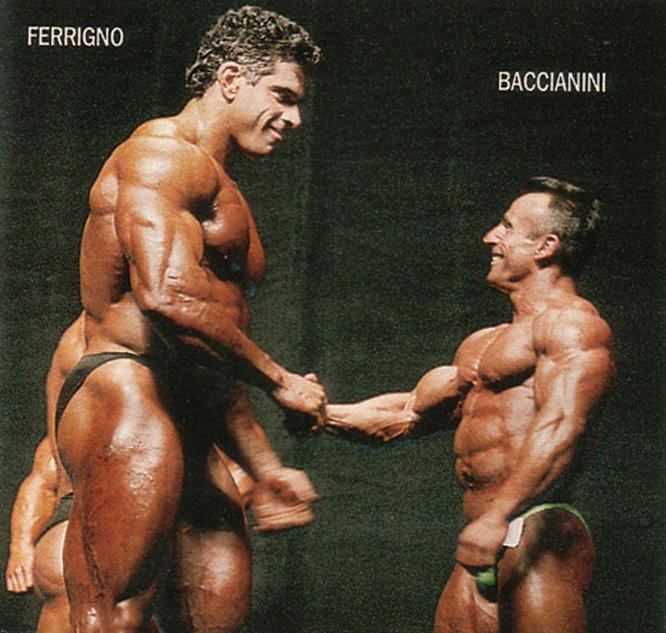 Fisiculturista grande e pequeno