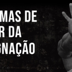 Homem em pé mostrando a mão